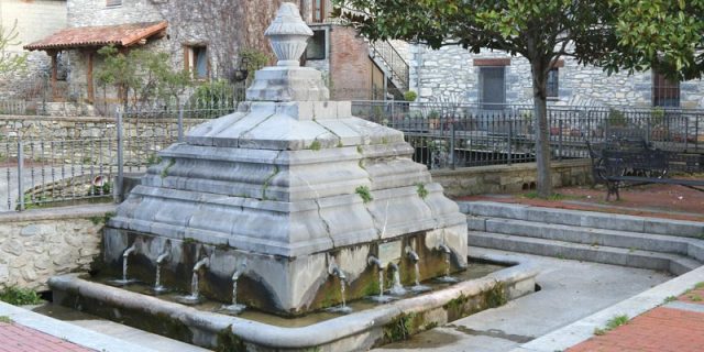 Fuente de los doce acaños en Nanclares de la Oca / Langraiz